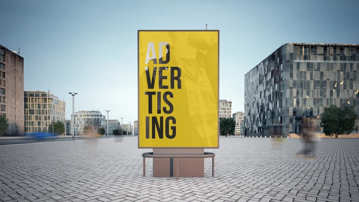 Scène urbaine avec panneau publicitaire jaune affichant "ADVERTISING" au centre d'une place pavée, entouré de bâtiments modernes en verre et béton