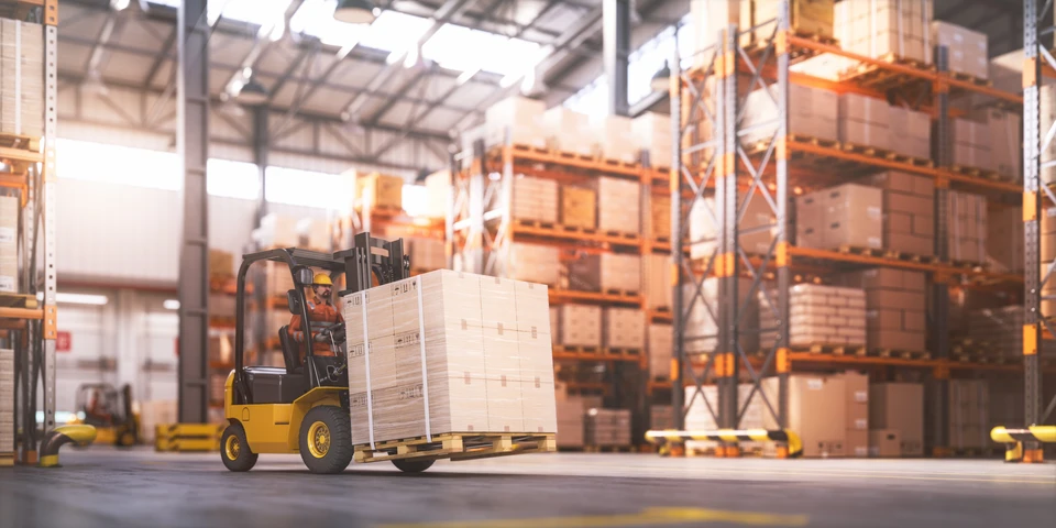 Entrepôt de vente au détail rempli de rayonnages avec boîtes et colis en carton