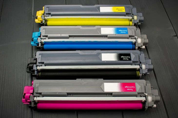 Gros plan sur les quatre cartouches de remplacement du toner d'une imprimante laser couleur