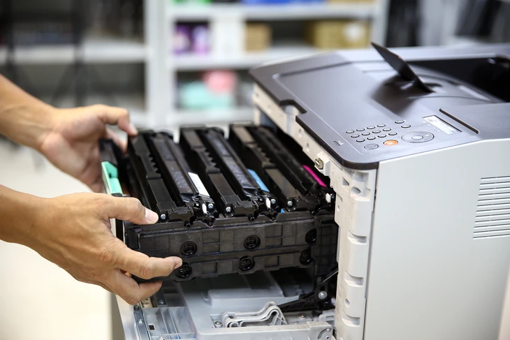 Le technicien peut remplacer les cartouches d'encre par un photocopieur ou une photocopie de l'imprimante à capot ouvert à la main ou réparer le bourrage papier pour scanner un fax ou un document de copie au bureau