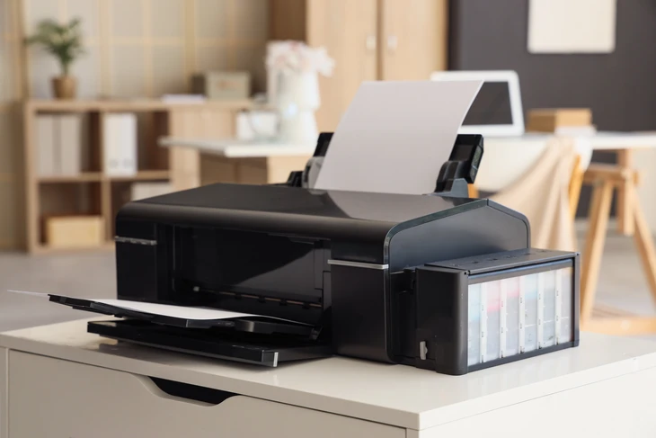 Bureau moderne avec imprimante multifonction noire équipée d'un système de réservoirs d'encre externes visibles