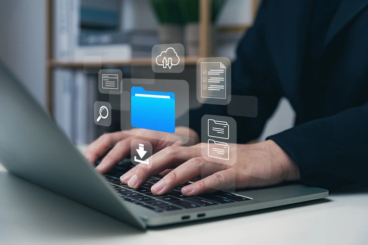 Concept DMS du système de gestion de dossiers de documents, homme d'affaires utilisant un ordinateur portable se connectant à un fichier numérique, sauvegarde de transfert de données, transformation numérique, partage de fichiers, recherche et gestion de fichiers