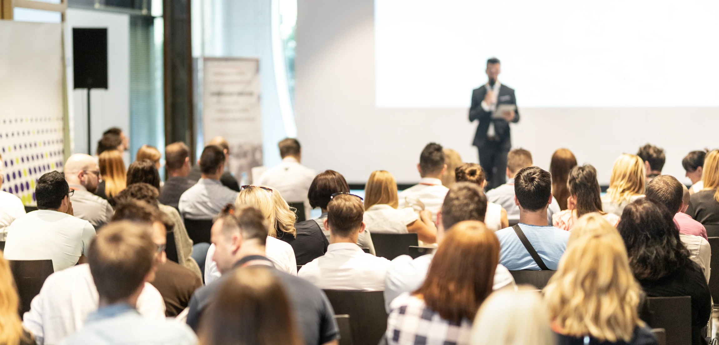 Conférence d'entreprise dans un auditorium moderne
