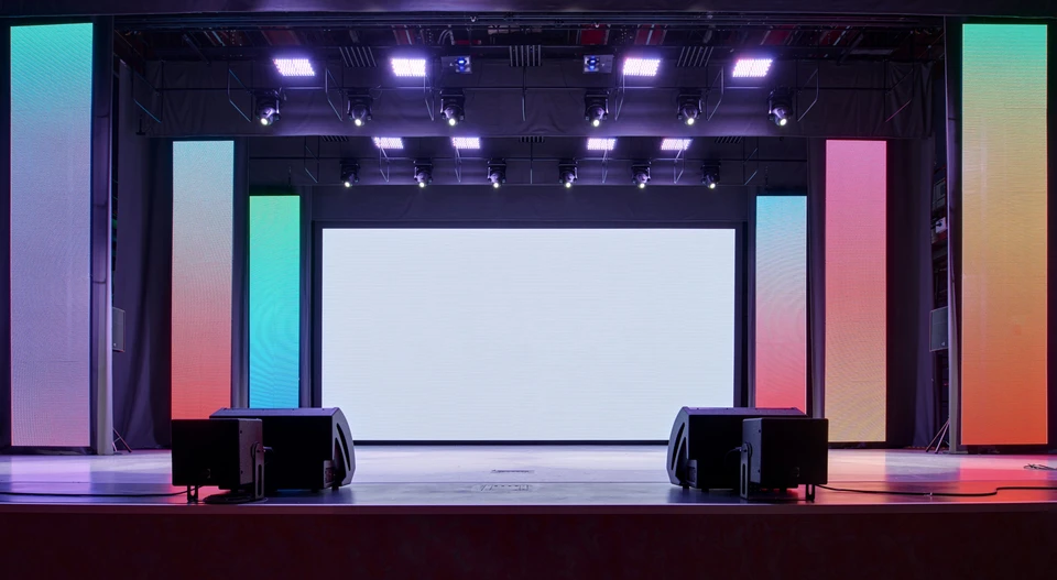 Scène vide de studio audiovisuel professionnel avec écran de projection blanc central