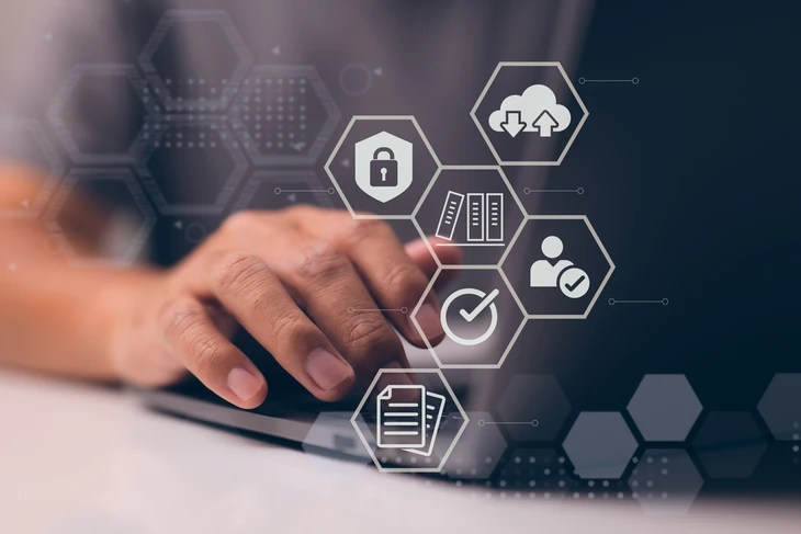 Homme d'affaires utilisant un ordinateur pour la gestion de documents, la technologie de base de données de documentation en ligne, le système ou logiciel de stockage de fichiers numériques, la gestion des enregistrements, l'accès aux fichiers et le partage de documents