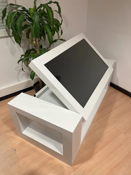 Grand écran numérique haute résolution affichant du contenu dynamique (contenu commercial, informations, image de marque) installé en vitrine de commerce ou dans un hall d'accueil professionnel. L'écran montre clairement du contenu professionnel actualisé (horaires, promotions, informations), les couleurs sont vives et percutantes, l'installation est moderne et élégante, témoignant d'une solution d'affichage clés en main sophistiquée et pilotée en temps réel.