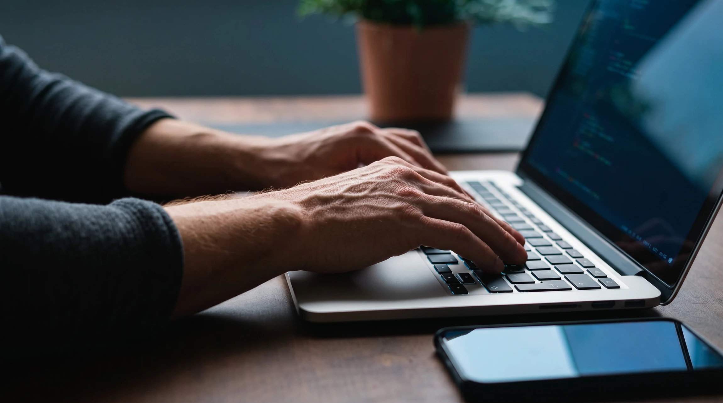 Personne en costume utilisant un scanner ou copieur multifonction dans un environnement de bureau