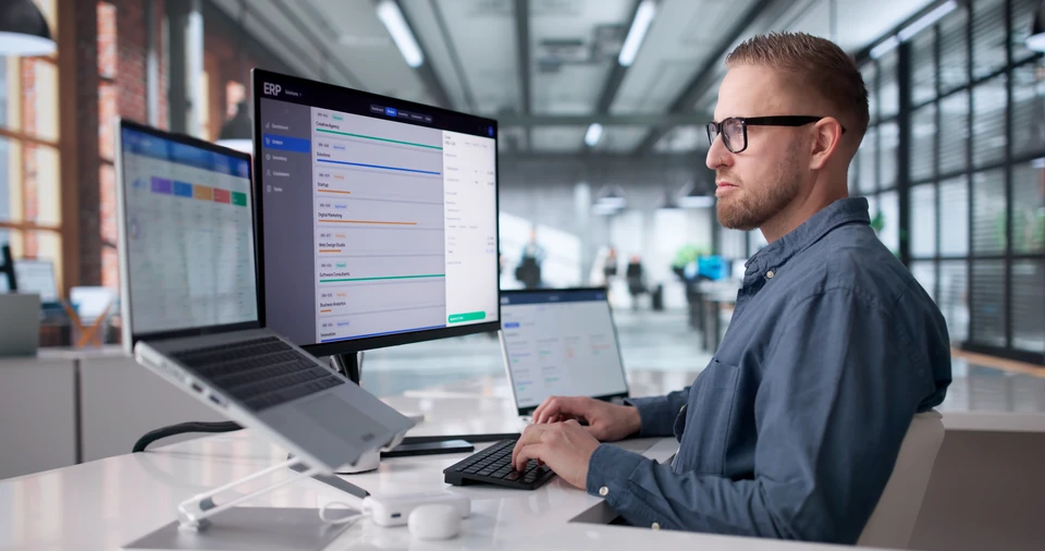 Scène moderne de bureautique digitale avec ordinateur portable ouvert sur un bureau, symbolisant les services cloud