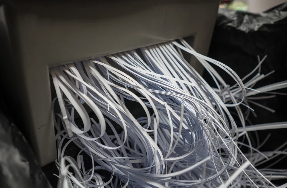 Intérieur d'un bureau avec destruction sécurisée de documents