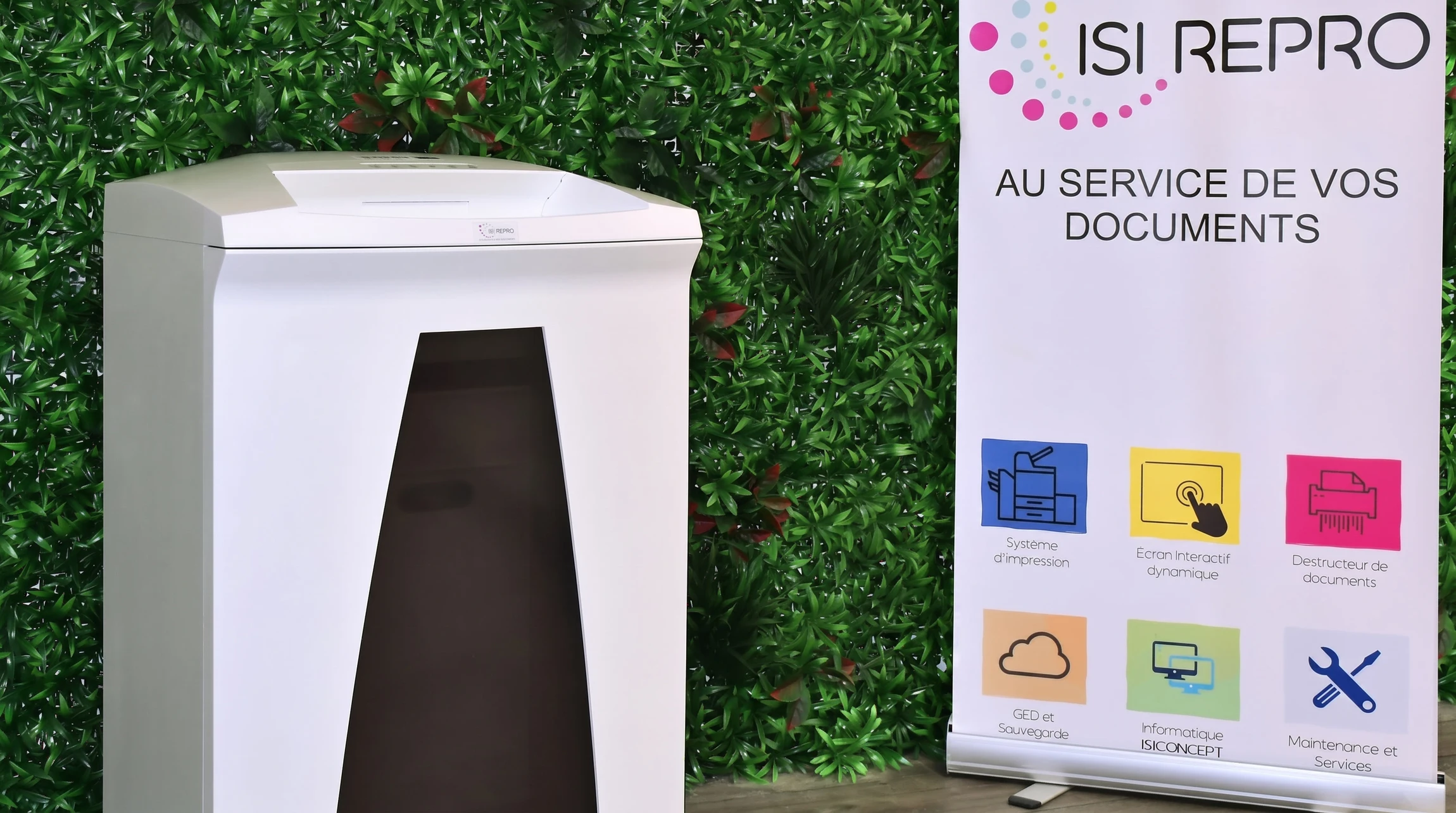 Intérieur d'un bureau avec destruction sécurisée de documents