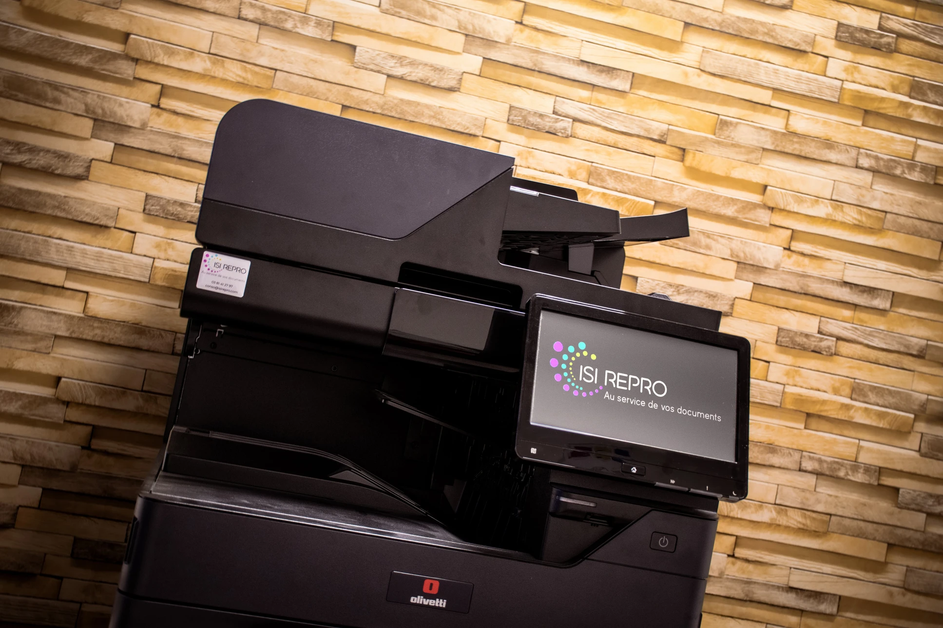 Bureau moderne avec imprimante multifonction professionnelle noire au premier plan, équipée d'écran LCD, clavier numérique et bac papier