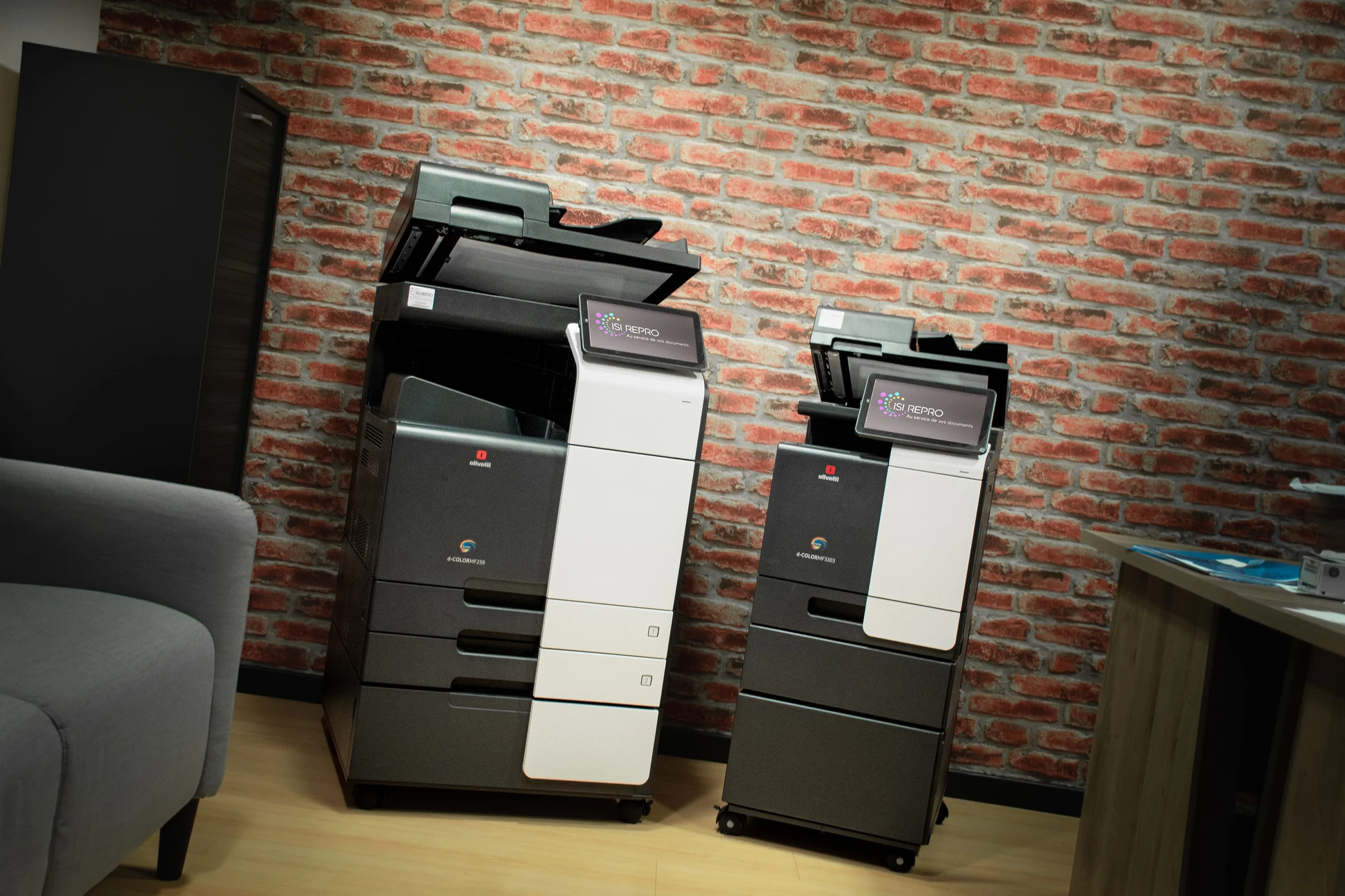 Un technicien ou représentant commercial ISIREPRO en costume professionnel expliquant ou paramétrant un dispositif d'affichage numérique (écran vitrines, totem ou écran tactile) auprès d'un client professionnel dans un environnement de bureau ou commercial. L'image doit montrer l'interaction personnalisée, la prise en charge complète et l'accompagnement technique direct, reflet du positionnement "artisan de vos documents" et du service sans intermédiaire de l'entreprise.
