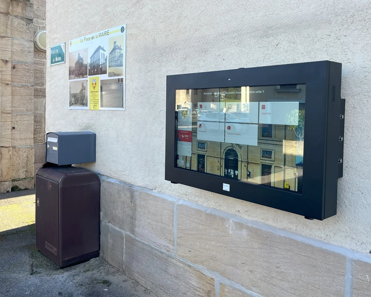 Scène urbaine avec panneau publicitaire jaune affichant "ADVERTISING" au centre d'une place pavée, entouré de bâtiments modernes en verre et béton